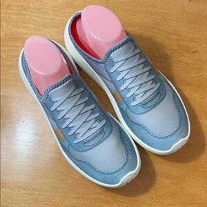 Men's Psudo Casual Slip-On Sneakers in Light Gray with Tan Accent. Size 10 NEW